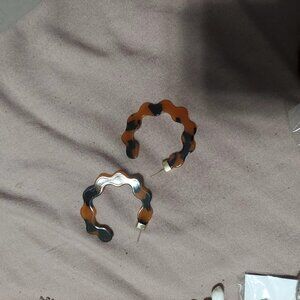 BLACK AND BROWN PLASTIC (LEOPARD PRINT?) HOOP EARRINGS nwt